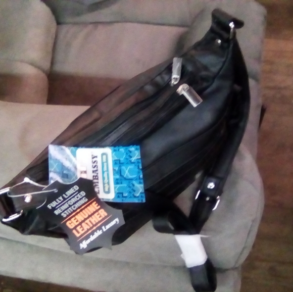 EMBASSY WOMEN'S CROSSBODY ADAPTABLE QUALITY LEATHER PURSE BLACK COLOR. - Picture 2 of 5